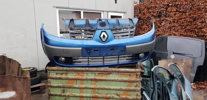 RENAULT MÉGANE SCENIC VOORBUMPER BJ 2003 TOT 2006, Auto-onderdelen, Carrosserie en Plaatwerk, Bumper, Voor, Gebruikt, Ophalen of Verzenden