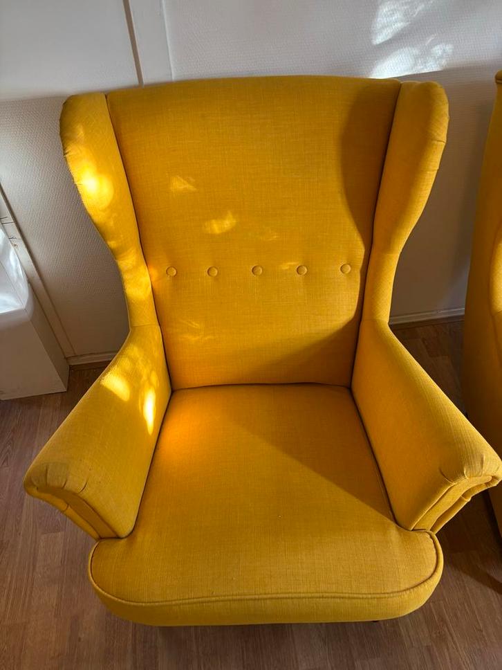 Twee gele stoelen met gebruikerssporen, Huis en Inrichting, Fauteuils, Gebruikt, Stof, Minder dan 50 cm, Minder dan 75 cm, Ophalen