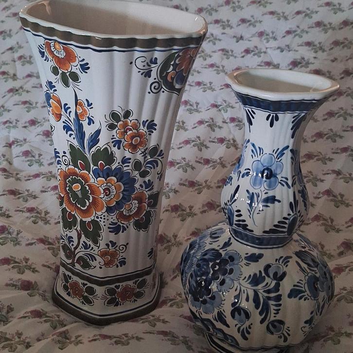 2 x DELFT vaas polychroom en delfts blue handpainted, Antiek en Kunst, Curiosa en Brocante, Ophalen
