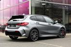 BMW 1-serie 118i M Sport Automaat / Panoramadak / Sportstoel, Auto's, BMW, Nieuw, Te koop, Zilver of Grijs, 5 stoelen