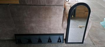 Mooie zgan spiegel met bij passende kapstok. beschikbaar voor biedingen