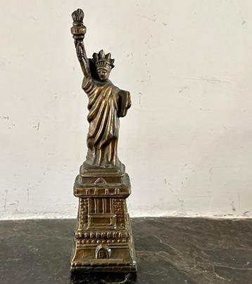 Bronskleurig metalen Vrijheidsbeeldje beschikbaar voor biedingen