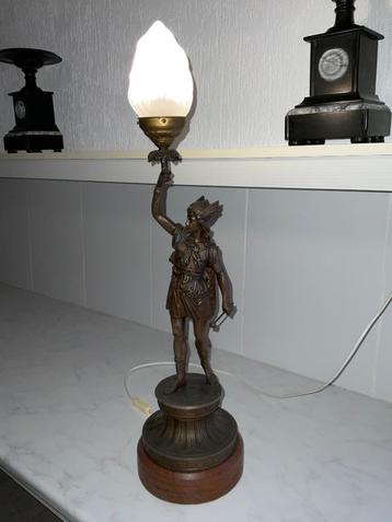 mooie grote antieke lamp/beeld met fakkel kapje.  beschikbaar voor biedingen