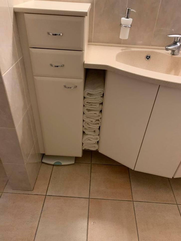 Badmeubel met dubbele wastafel en kranen in prima staat, Huis en Inrichting, Badkamer | Badkamermeubels, Gebruikt, Wastafelkast