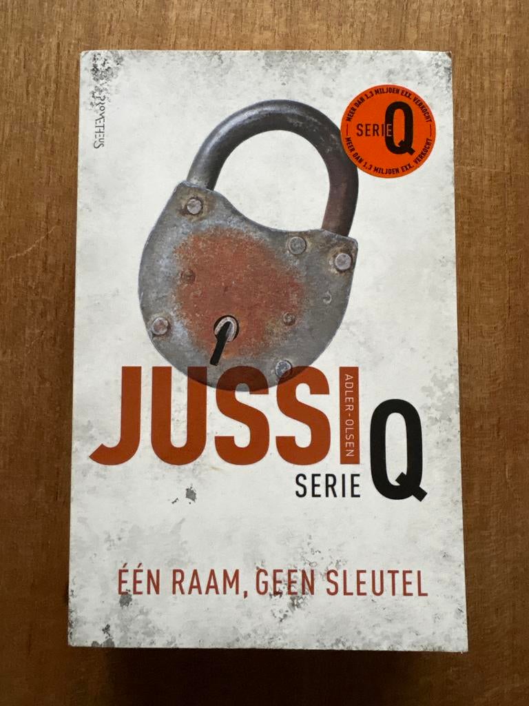 Jussi Adler-Olsen - Serie Q - Eén Raam, Geen Sleutel, Ophalen of Verzenden, Zo goed als nieuw