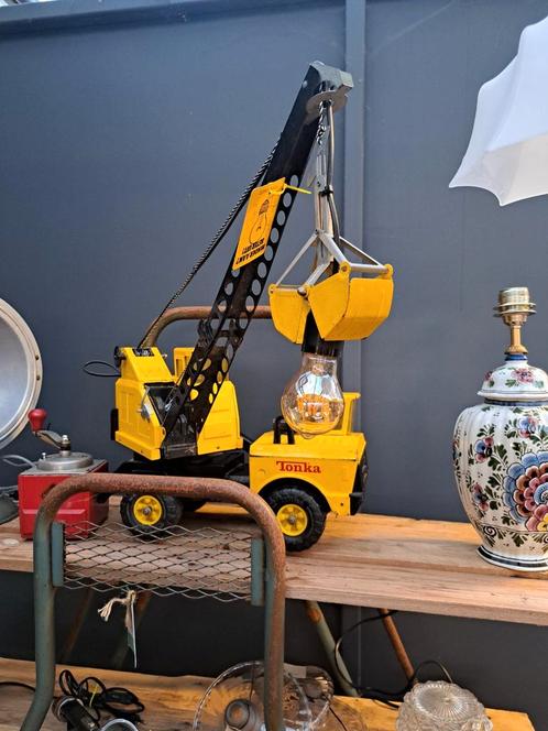 Vintage metalen Tonka hijskraan graafmachine bulldozer lamp, Huis en Inrichting, Lampen | Tafellampen, Gebruikt, Minder dan 50 cm