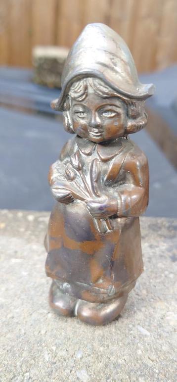 Antiek bronzen Hollandse meisje met tulpen beschikbaar voor biedingen