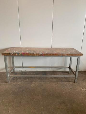 Stevige werkbank / werktafel  beschikbaar voor biedingen
