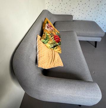 Leuk grijs bankje met chaise longue beschikbaar voor biedingen