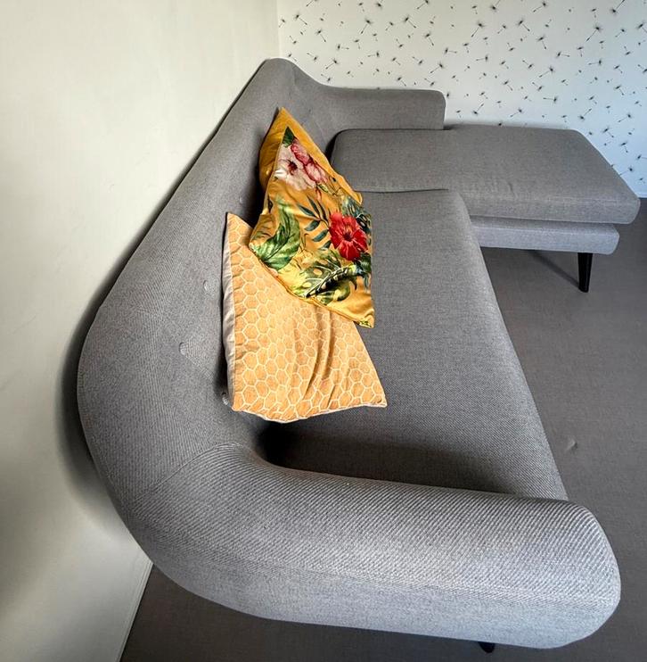 Leuk grijs bankje met chaise longue, Huis en Inrichting, Banken | Bankstellen, Zo goed als nieuw, Hoekbank, Tweepersoons, 150 tot 200 cm