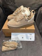 Ugg Lowmel Sand 40, UGG, Beige, Nieuw, Ophalen of Verzenden
