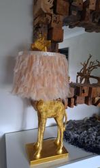 Nieuw! XL giraffelamp goudkleur met verenkap 90 cm hoog, Huis en Inrichting, Lampen | Tafellampen, Nieuw, Ophalen of Verzenden