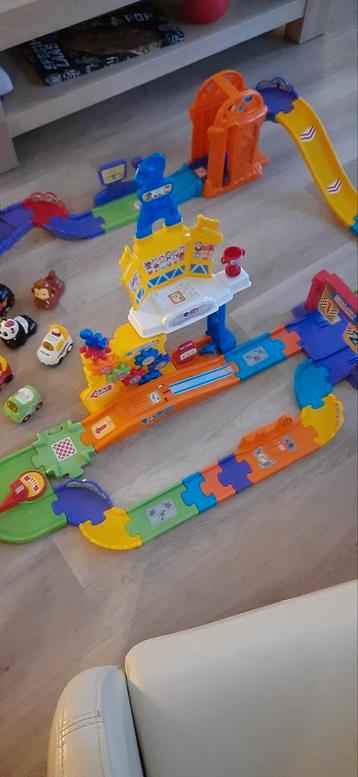 Een complete Vtech autobaan met 4 autootjes.
 beschikbaar voor biedingen