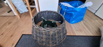 kerstboomstandaard met mand beschikbaar voor biedingen