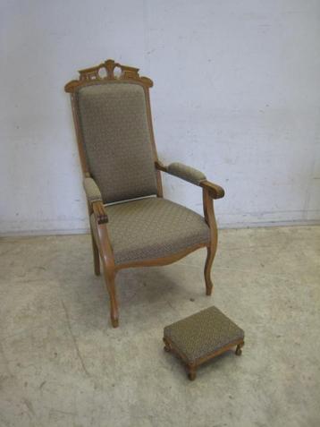 Antieke fauteuil met voetenbankje beschikbaar voor biedingen