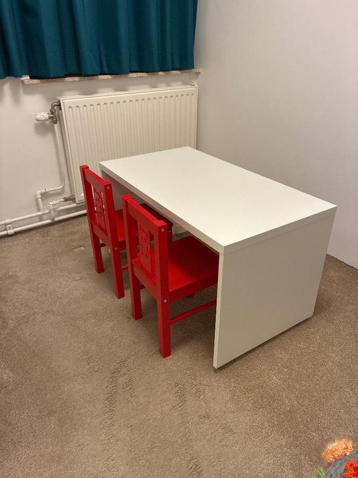IKEA rode kinderstoeltjes en wit bureau, Kinderen en Baby's, Kinderkamer | Tafels en Stoelen, Gebruikt, Tafel(s) en Stoel(en)