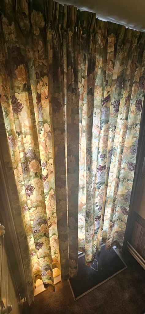 gordijnen bloemen afbeelding mooi,netjes &ophang haken eraan, Huis en Inrichting, Stoffering | Gordijnen en Lamellen, Zo goed als nieuw