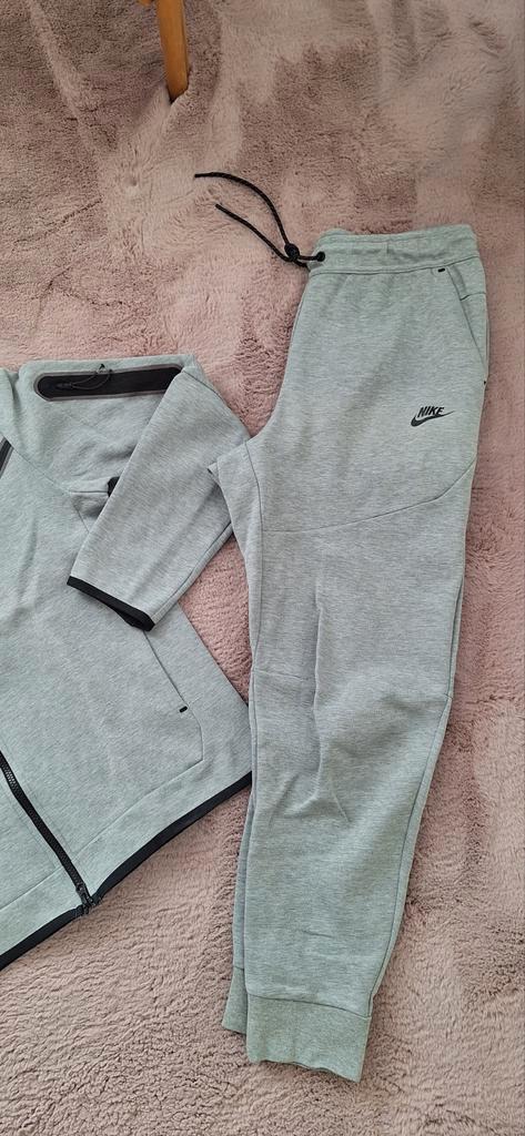 Nike Tech Fleece Trainingspak Grijs, Kleding | Heren, Sportkleding, Zo goed als nieuw, Fitness, Maat 48/50 (M), Grijs, Ophalen of Verzenden
