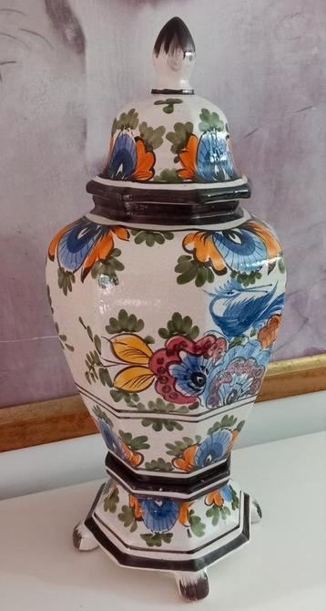 Decoratieve vaas met deksel en onderstel, 53 x 23 cm beschikbaar voor biedingen