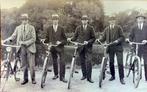 Repro foto vijf wielrijders met nummers op de hoed., Verzamelen, Verzenden, Voor 1920, Zuid-Holland