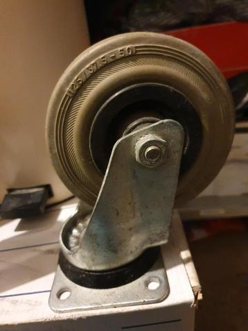 Te koop grote zwenkwielen in goede staat  beschikbaar voor biedingen