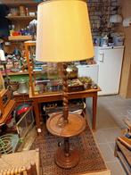 Vintage Houten Vloerlamp met Tafeltje, Huis en Inrichting, Lampen | Vloerlampen, Hout, Gebruikt, Vintage, Ophalen of Verzenden