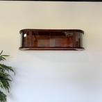 Christina, subtiele hangvitrine met geslepen latten, Huis en Inrichting, 100 tot 150 cm, Bruin, Ophalen of Verzenden, Zo goed als nieuw