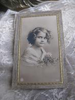 Antieke Kaart met Goud Kleurige Relief Rand - Meisje Bloemen, Verzenden, Voor 1920, Ongelopen, Kinderen