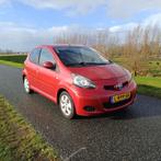 Toyota Aygo 1.0 12V Vvt-i 5DRS 2010 Rood TREKHAAK AIRCO, Auto's, Toyota, Voorwielaandrijving, 4 stoelen, 68 pk, Handgeschakeld