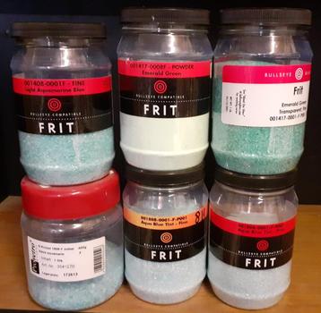 Bullseye glas aqua en zeegroene fritten in transparant glas beschikbaar voor biedingen