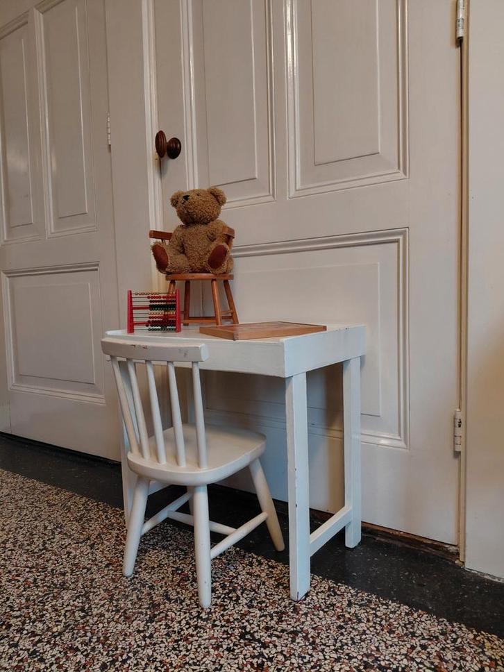 Brocante houten kindertafel en spijlenstoeltje wit, Kinderen en Baby's, Kinderkamer | Tafels en Stoelen, Gebruikt, Tafel(s) en Stoel(en)