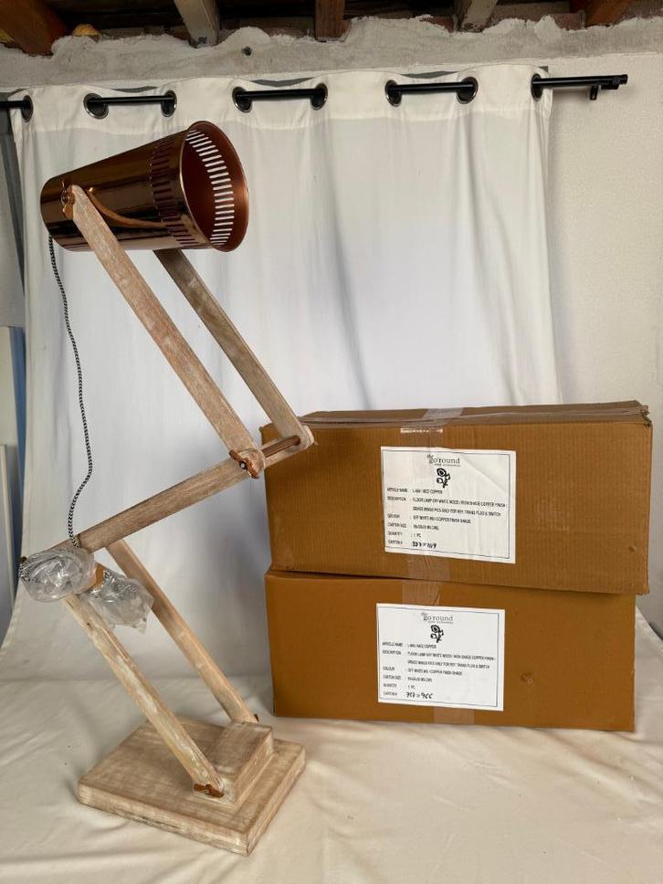 2 stoere houten vloerlampen met koperkleurige kappen, Huis en Inrichting, Lampen | Vloerlampen, Nieuw, 100 tot 150 cm, Hout, Metaal