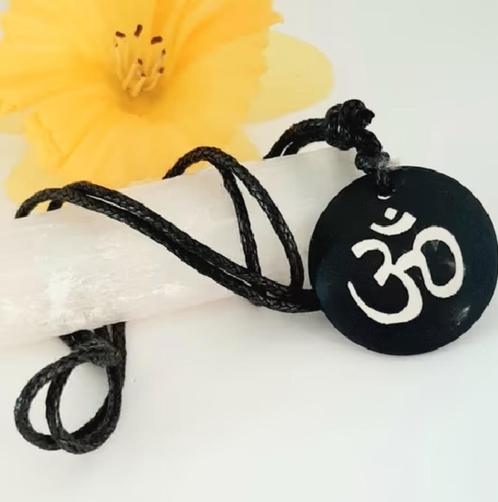 Hindu OHM hanger aan verstelbaar koordketting., Sieraden, Tassen en Uiterlijk, Kettingen, Nieuw, Overige materialen, Verstelbaar