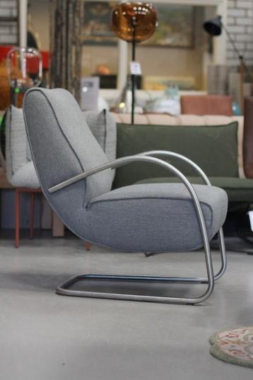 Luxe grijze fauteuil Howard Jess metaal stof sledeframe beschikbaar voor biedingen