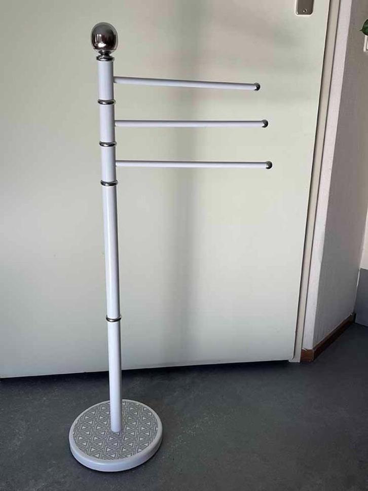 Vrijstaand Handdoekrek wit metalen handdoekhouder, Huis en Inrichting, Badkamer | Badtextiel en Accessoires, Zo goed als nieuw