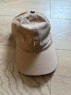 Crèmekleurige pet met letter F, Ophalen, Zo goed als nieuw, One size fits all, Pet