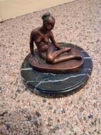 Beeldje nimf-naakte vrouw op ronde marmer, Ophalen