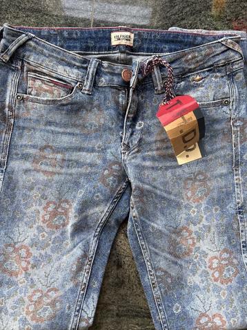 Hilfiger Denim mt 28 lengte 32 beschikbaar voor biedingen