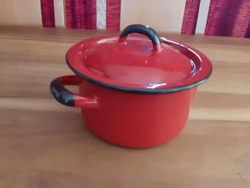 Grappig rood emaille pannetje  beschikbaar voor biedingen