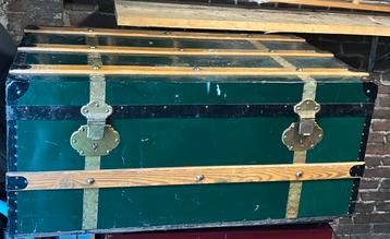 Grote metalen kist met houtbeslag  beschikbaar voor biedingen