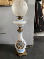 Olielamp opaline glas met afbeelding., Antiek en Kunst, Antiek | Lampen, Ophalen of Verzenden