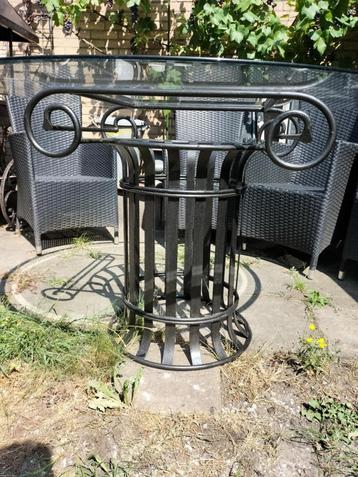 Tafel met smeedijzeren onderstel en glazen blad. beschikbaar voor biedingen