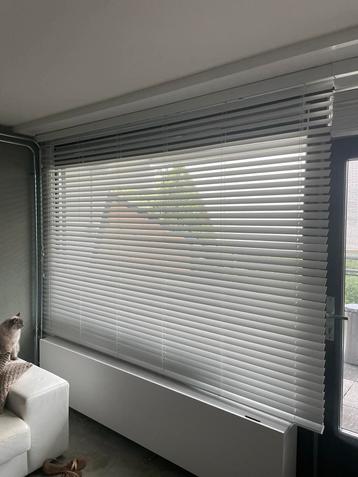 Houten jaloezieën wit 276 cm breed x 200 cm hoog beschikbaar voor biedingen