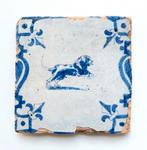 Antieke Tegel met Leeuw Hond Dier Delt Tile, Antiek en Kunst, Antiek | Wandborden en Tegels, Ophalen of Verzenden
