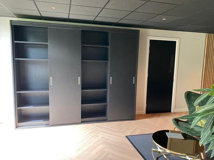 Grote schuifdeurkast met planken, Huis en Inrichting, Kasten | Kledingkasten, Gebruikt, 200 cm of meer, 200 cm of meer, 50 tot 75 cm