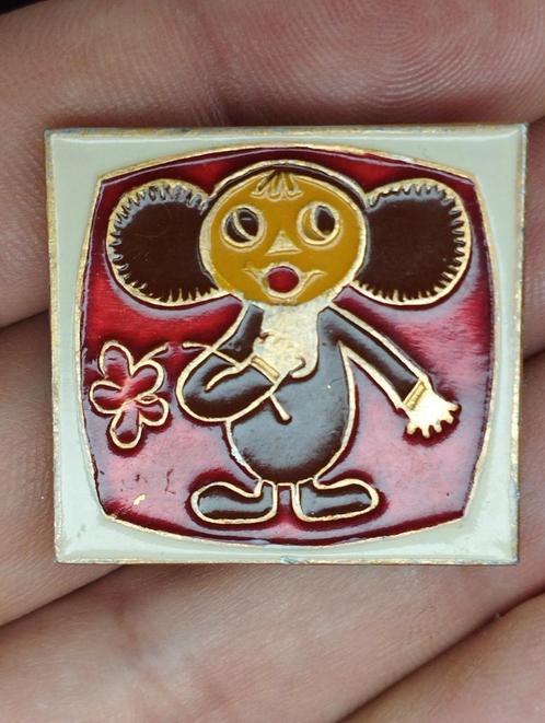 USSR-insigne Tsjeboerasjka met bloem, Verzamelen, Speldjes, Pins en Buttons, Zo goed als nieuw, Ophalen of Verzenden