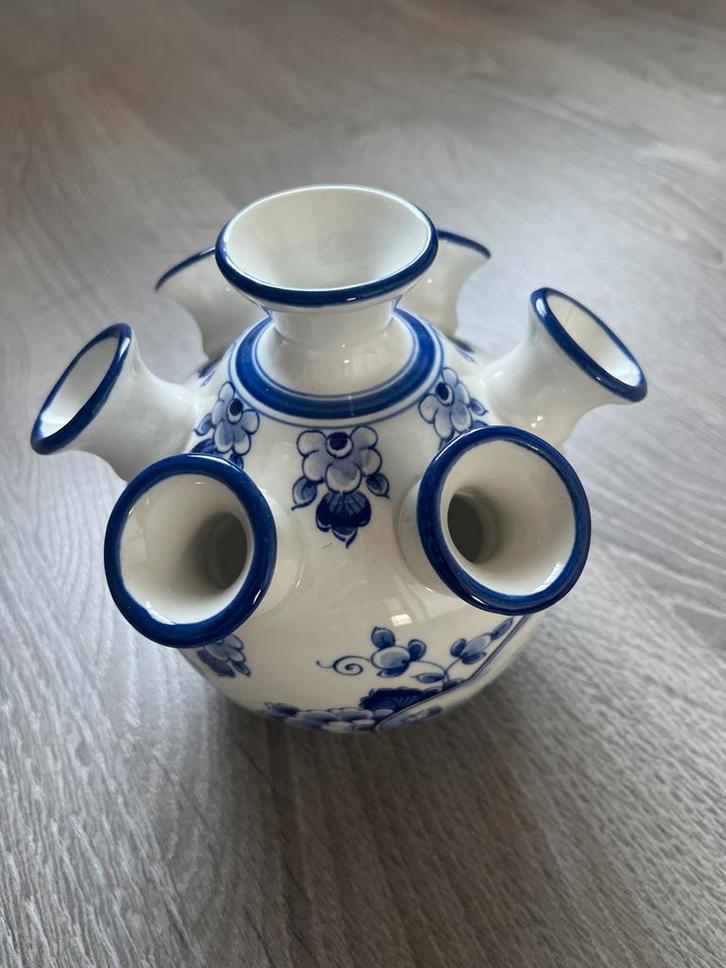 Delfts blauwe tulpenvaas met kunsttulpen, Huis en Inrichting, Woonaccessoires | Vazen, Nieuw, Blauw, Minder dan 50 cm, Aardewerk of Porselein