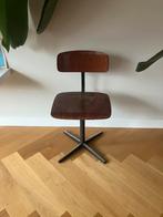 Leuk schoolstoeltje, Huis en Inrichting, Stoelen, Ophalen, Gebruikt, Bruin, Eén