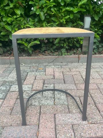 Metalen bijzettafel met houten blad beschikbaar voor biedingen