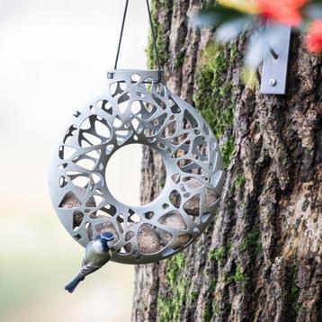 Vetbol mezenbol houder Yara, 8 tot 10 bollen buitenvogels beschikbaar voor biedingen